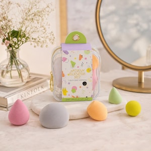 K&ouml;nnte beinhalten: Artisan Blender Set mit 5 Make-up-Schw&auml;mmen in einem transparenten Rei&szlig;verschlussetui. Das Set enth&auml;lt eine Vielzahl farbiger Schw&auml;mme in Rosa, Grau, Orange, Gr&uuml;n und Gelb. Der Text auf der Verpackung lautet "Artisan Blender Set".