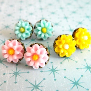 Flower Earrings, Flower Studs, Flower Post Earrings, Bridesmaids Earrings, Pastel Flowers, Retro Earrings, Mint Pink Yellow, Spring Earrings