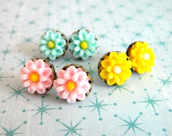 Flower Earrings, Flower Studs, Flower Post Earrings, Bridesmaids Earrings, Pastel Flowers, Retro Earrings, Mint Pink Yellow, Spring Earrings