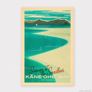 Może przedstawiać: Plakat podróżniczy w stylu vintage przedstawiający scenę nadmorską z turkusowym morzem, piaszczystą plażą i górami. Plakat zawiera tekst "Summer at the Sandbar, Kane'ohe Bay."