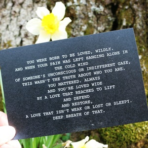 Carte postale artistique petit bouquet de mots - un paquet