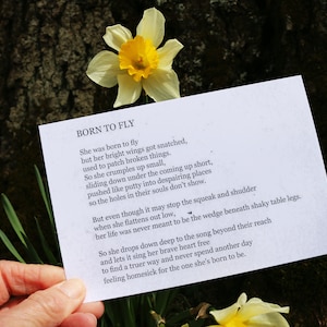 Carte postale artistique en forme de petit bouquet de mots - une touche de poésie.