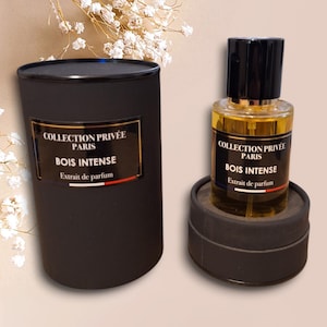 Peut inclure: Un coffret cylindrique noir et un flacon de parfum avec un bouchon noir. Le flacon contient un liquide doré et porte l'inscription "COLLECTION PRIVÉE PARIS BOIS INTENSE Extrait de parfum."