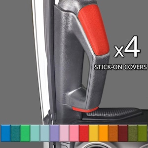 Puede incluir: Un juego de cuatro cubiertas adhesivas para la manija interior de la puerta de un vehículo. Las cubiertas son grises con un acento rojo y se muestran con una variedad de opciones de color en la parte inferior de la imagen.