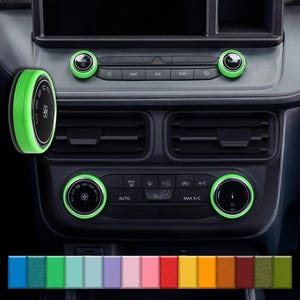 Può includere: Una tazza di ceramica bianca con manico nero e la scritta "But First, Coffee" in grassetto nero. La tazza è posta su uno sfondo sfocato, che suggerisce un'atmosfera accogliente.