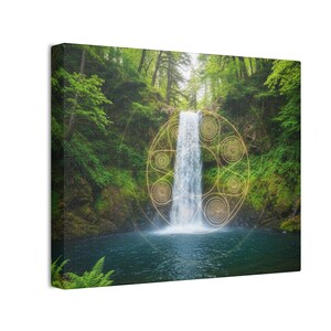 Könnte beinhalten: Leinwanddruck mit einem Wasserfall, der in einen See stürzt, umgeben von üppigem Grün. Ein goldenes geometrisches Design überlagert den Wasserfall und verleiht der Naturlandschaft eine mystische Note.