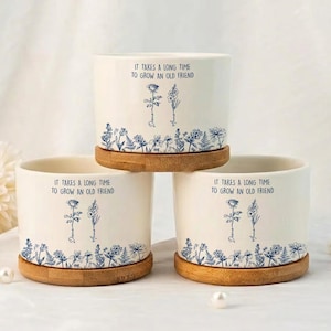 Det tar lång tid att odla en gammal väns trädgård, personlig kruka för vän, Toile De Jouy födelseblomma Odla en gammal vän, keramisk växtkruka