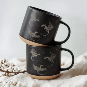 Vierde vleugelmok, mok Dragon Rider, mok fantasieminnaar, leesgrage cadeau, leesgrage drakenmok, aardewerkmok Flying Dragons, op vierde vleugel geïnspireerde mok