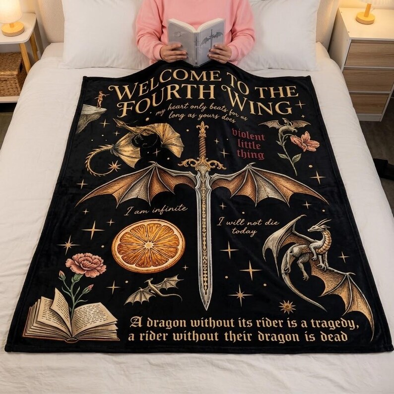 Puede incluir: Manta negra con tem&aacute;tica de fantas&iacute;a, con dragones, una espada y el texto "WELCOME TO THE FOURTH WING". El dise&ntilde;o incluye elementos florales, estrellas y frases como "I am infinite" e "I will not die today."