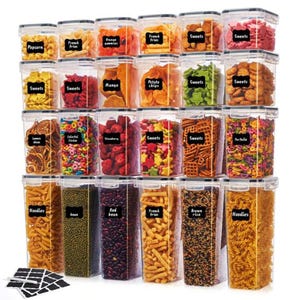 Puede incluir: Una colección de recipientes de almacenamiento de alimentos rectangulares transparentes llenos de varios bocadillos e ingredientes. Las etiquetas en los recipientes identifican el contenido como palomitas de maíz, papas fritas y dulces. Un juego de etiquetas en blanco está en la parte inferior.