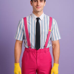 Può includere: Un costume composto da un cappello rosa, una camicia a righe con cravatta nera, bretelle rosa, pantaloni rosa e guanti gialli. L'outfit è ambientato su uno sfondo viola.