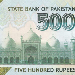 Puede incluir: Un billete de 500 rupias pakistaníes. El anverso presenta una ilustración detallada de una mezquita con múltiples cúpulas y minaretes, y el texto "STATE BANK OF PAKISTAN" y "FIVE HUNDRED RUPEES". El billete tiene tonos verdes y beige.