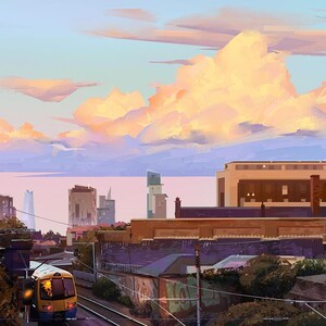 Puede incluir: Una pintura artística de un paisaje urbano al atardecer. Un tren viaja por las vías, con edificios y un campanario al fondo. El cielo está lleno de nubes melocotón y lavanda.