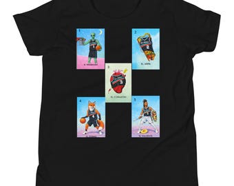 May include: Black t-shirt featuring five basketball-themed illustrations in a playing card style. Each card has a number and a Spanish word. The illustrations include an alien, a heart, a fox, and basketball players.