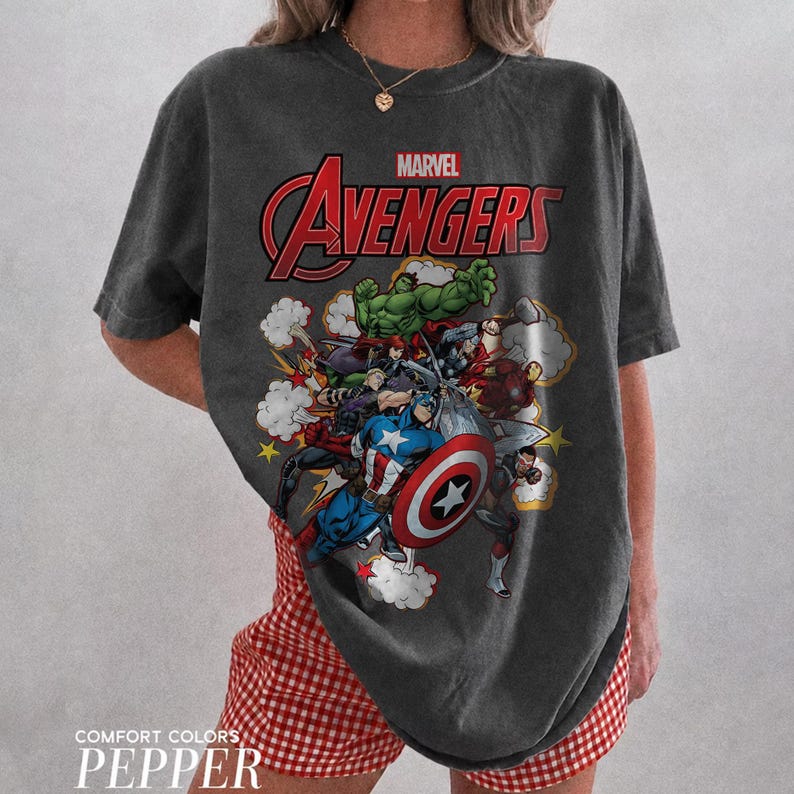 Pu&ograve; includere: Una t-shirt a maniche corte grigio antracite con una stampa grafica dei personaggi Marvel Avengers, tra cui Hulk, Captain America e Iron Man. Il testo Marvel Avengers &egrave; stampato in rosso e bianco sopra l'illustrazione a fumetti.