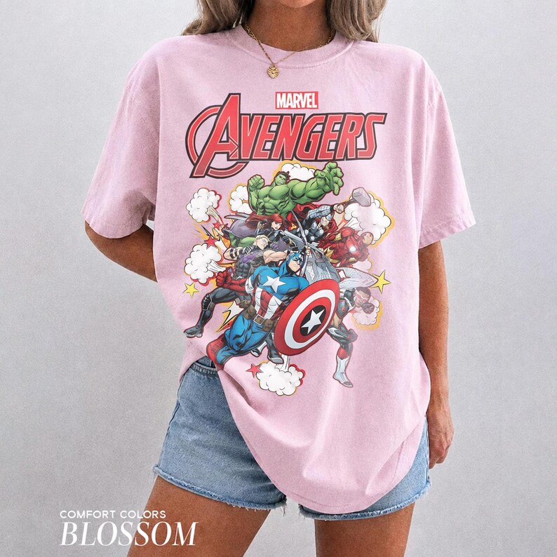 Pu&ograve; includere: Una t-shirt a maniche corte rosa chiaro con una stampa grafica dei personaggi Marvel Avengers, tra cui Hulk, Captain America e Iron Man. Il testo Marvel Avengers &egrave; stampato in rosso e nero sopra la colorata illustrazione della scena d'azione.