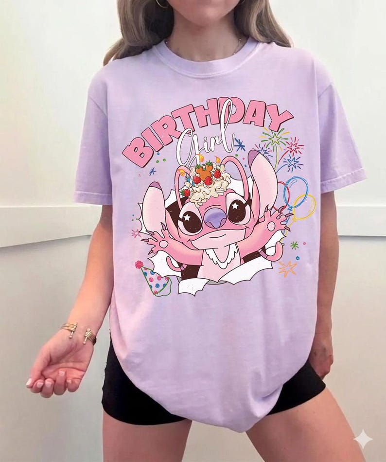 K&ouml;nnte beinhalten: Helllila T-Shirt mit einem Cartoon-Charakter und dem Text "BIRTHDAY Girl". Der rosa Charakter hat gro&szlig;e Augen und ein Dessert auf dem Kopf. Feuerwerk und Partydekorationen sind ebenfalls zu sehen.