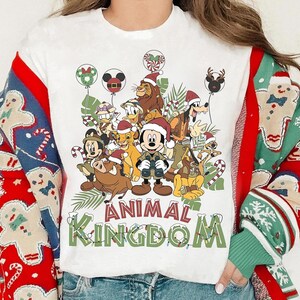 Disney Micky und Freunde Animal Kingdom Weihnachtshelles Shirt, Der Löwenkönig Hakuna Matata Weihnachtst-stück, Disney Safari-Modus Walt Disney World Trip Bild 3