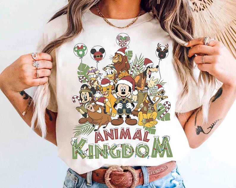 Disney Micky und Freunde Animal Kingdom Weihnachtshelles Shirt, Der Löwenkönig Hakuna Matata Weihnachtst-stück, Disney Safari-Modus Walt Disney World Trip Bild 1
