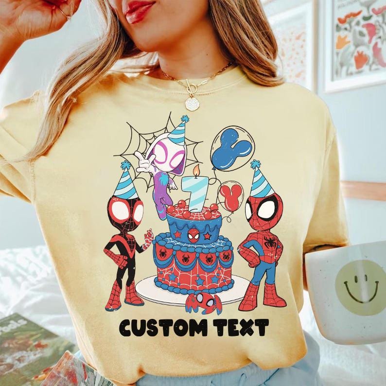 Op de afbeelding: Lichtgele t-shirt met een verjaardagstaart, Spider-Man-personages en ballonnen. De taart is versierd in rood, wit en blauw. De tekst "CUSTOM TEXT" staat onderaan.