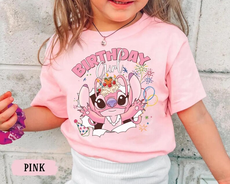 K&ouml;nnte beinhalten: Rosafarbenes T-Shirt mit einer Cartoonfigur und dem Schriftzug "BIRTHDAY Girl". Die Figur ist rosa und h&auml;lt einen Kuchen. Das Design enth&auml;lt auch Feuerwerk und Luftballons.
