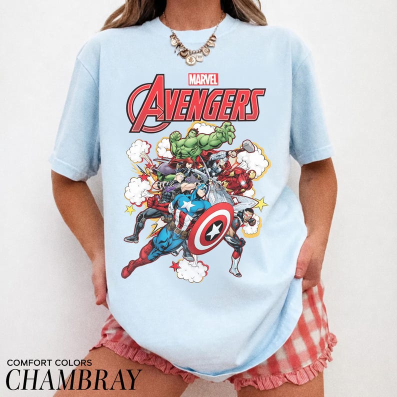 Pu&ograve; includere: Una t-shirt a maniche corte color azzurro con una stampa grafica dei personaggi Marvel Avengers, tra cui Captain America, Hulk e Iron Man. Il testo Marvel Avengers &egrave; stampato in rosso e bianco sopra la colorata illustrazione in stile fumetto.