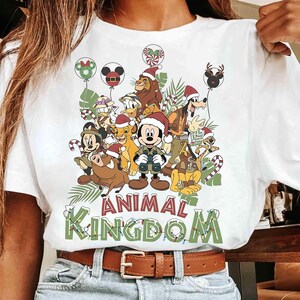 Disney Micky und Freunde Animal Kingdom Weihnachtshelles Shirt, Der Löwenkönig Hakuna Matata Weihnachtst-stück, Disney Safari-Modus Walt Disney World Trip Bild 6