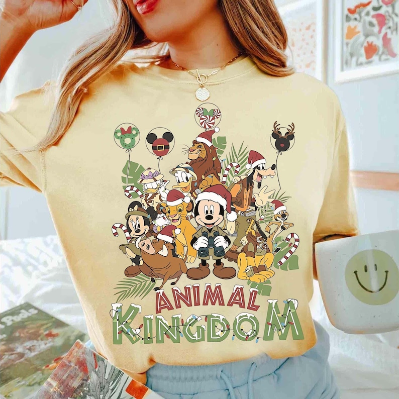 Disney Micky und Freunde Animal Kingdom Weihnachtshelles Shirt, Der Löwenkönig Hakuna Matata Weihnachtst-stück, Disney Safari-Modus Walt Disney World Trip Bild 4