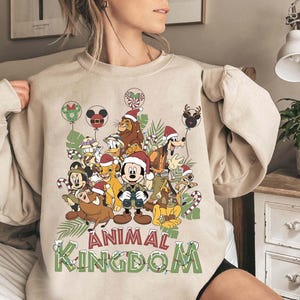 Disney Micky und Freunde Animal Kingdom Weihnachtshelles Shirt, Der Löwenkönig Hakuna Matata Weihnachtst-stück, Disney Safari-Modus Walt Disney World Trip Bild 2