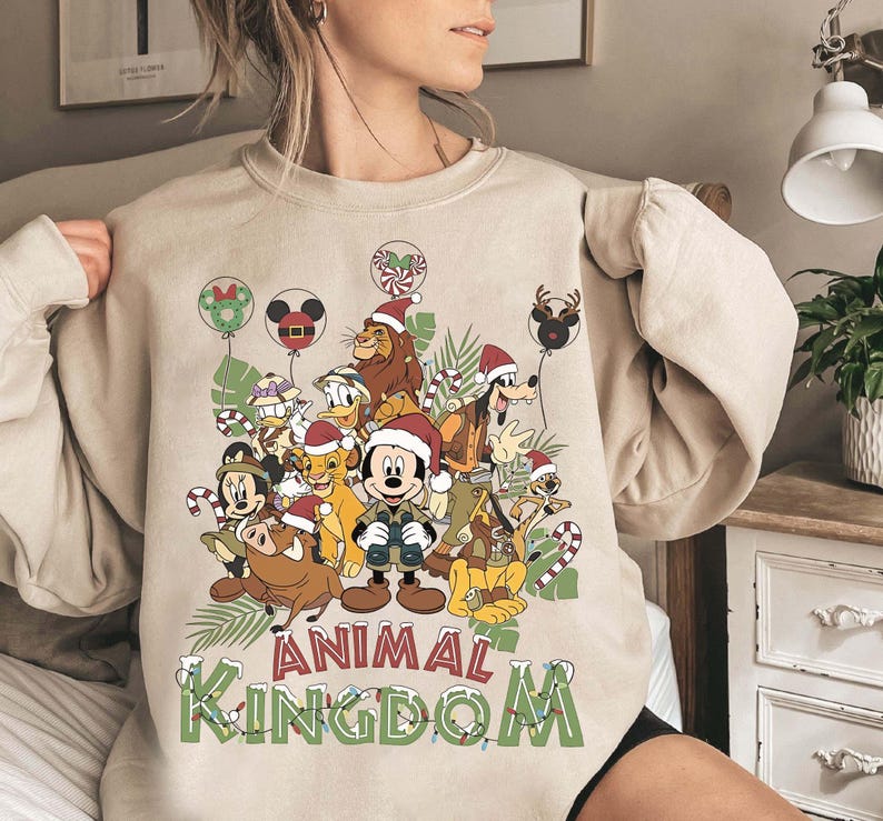 Disney Micky und Freunde Animal Kingdom Weihnachtshelles Shirt, Der Löwenkönig Hakuna Matata Weihnachtst-stück, Disney Safari-Modus Walt Disney World Trip Bild 2