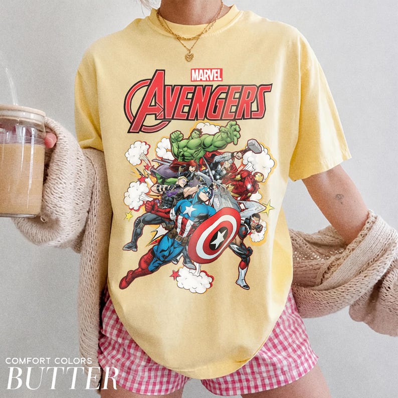 Pu&ograve; includere: Una t-shirt a maniche corte color giallo pallido con una stampa grafica dei personaggi Marvel Avengers, tra cui Hulk, Captain America e Iron Man. Il testo Marvel Avengers &egrave; stampato in rosso sopra i personaggi. Girocollo classico.