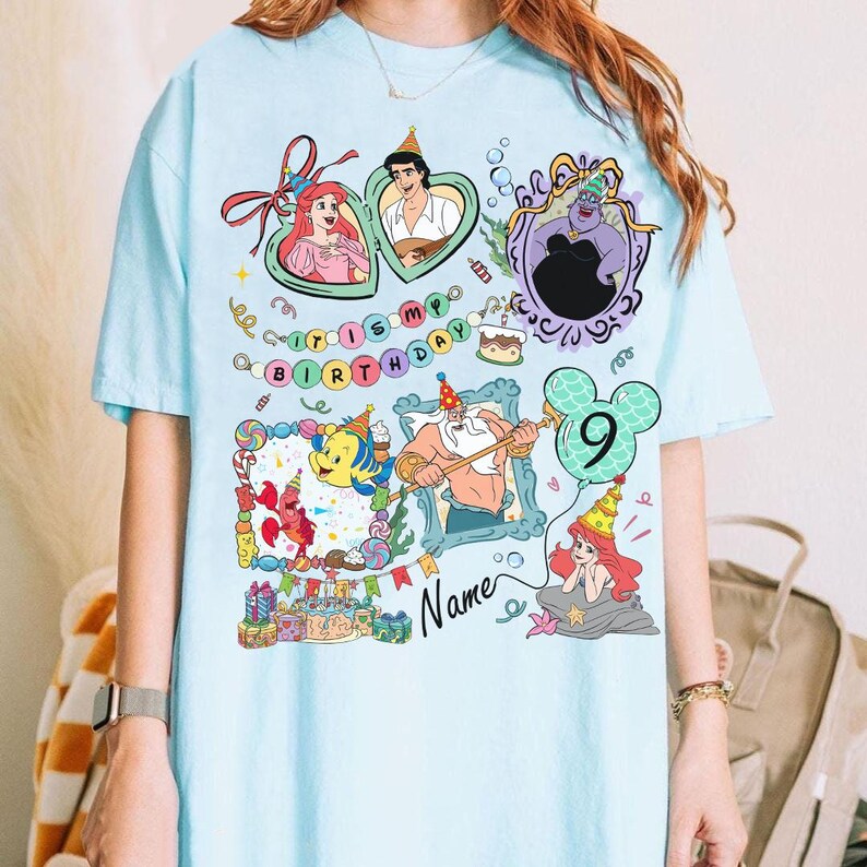 Puede incluir: Camiseta azul claro con ilustraciones de dibujos animados coloridos de personajes de La Sirenita, incluyendo a Ariel, el Pr&iacute;ncipe Eric, &Uacute;rsula y Flounder. La camiseta tiene el texto "It's My Birthday" y el n&uacute;mero "9".