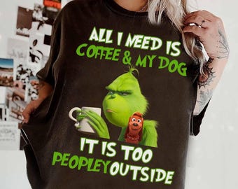 Camiseta del Dr. Seuss, Grinch y Max: Todo lo que necesito es café y mi perro. Feliz Navidad Grinch. Camiseta navideña de café del Grinch. Viaje navideño del Grinch.