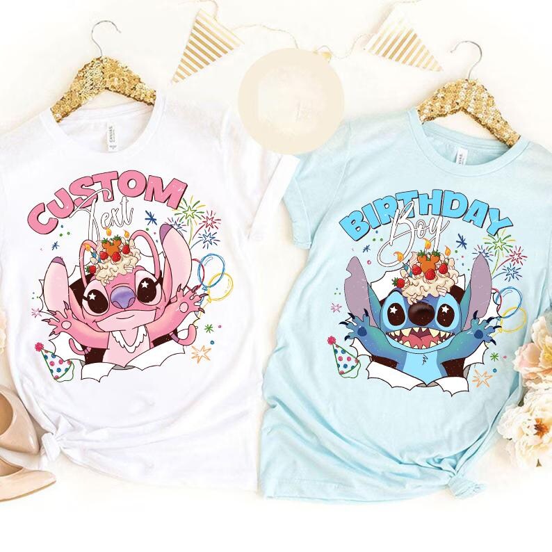 K&ouml;nnte beinhalten: Zwei T-Shirts, eines in Wei&szlig; und eines in Hellblau, mit Cartoon-Charakter-Designs. Das wei&szlig;e Shirt hat den Text "CUSTOM" und einen rosa Charakter mit Kuchen. Das blaue Shirt hat den Text "BIRTHDAY BOY" mit einem blauen Charakter und Kuchen.