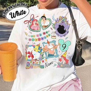 Puede incluir: Camiseta blanca con gr&aacute;ficos de dibujos animados coloridos de personajes de La Sirenita, incluyendo a Ariel y &Uacute;rsula. La camiseta tiene el texto "IT IS MY BIRTHDAY" y un globo "9".