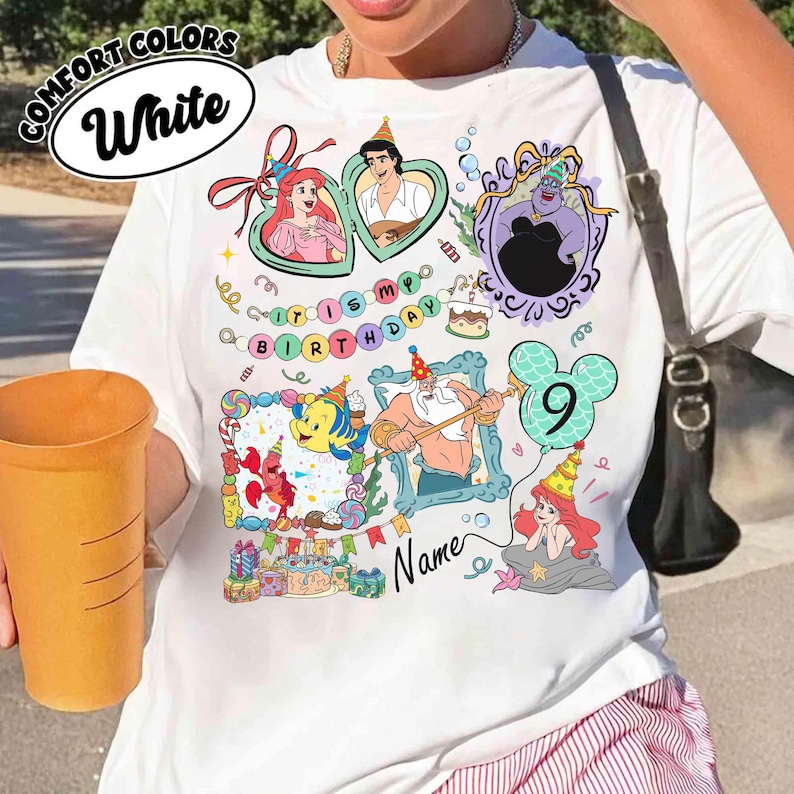 Puede incluir: Camiseta blanca con gr&aacute;ficos de dibujos animados coloridos de personajes de La Sirenita, incluyendo a Ariel y &Uacute;rsula. La camiseta tiene el texto "IT IS MY BIRTHDAY" y un globo "9".