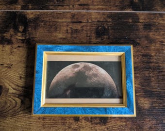 Vintage ingelijste maanprint | Hemelse muurkunst | Kleine maanfoto | Blauwe en gouden lijst | Ruimtedecor | Cadeau maanliefhebber