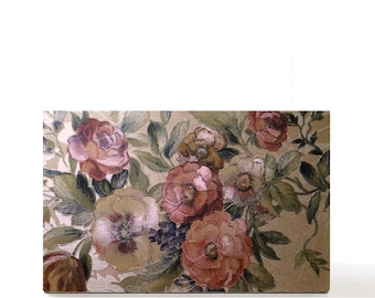 Empty magnetic makeup palette for single eyeshadow pans. Vintage colorful flower bouquet.