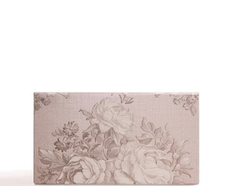 Vintage pink bouquet, essential empty makeup palette. Gift for her.