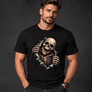 Puede incluir: Una camiseta negra de manga corta con un estampado gráfico de un esqueleto humano realista que parece atravesar la tela. El esqueleto tiene una expresión de boca abierta con ojos de color rojo oscuro y sus manos son visibles en los bordes.