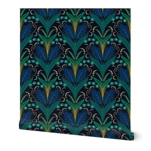 Könnte beinhalten: Eine Tapetenrolle mit einem sich wiederholenden floralen Muster. Das Design umfasst stilisierte Blätter und Blüten in Blau-, Türkis- und Goldtönen auf einem dunkelblauen Hintergrund. Das Muster hat einen symmetrischen Jugendstil.