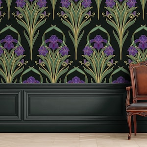 Pode incluir: Um quarto com uma parede verde escuro adornada com um padrão floral de papel de parede de íris roxas e folhas verdes. Uma cadeira de madeira castanha com assento de couro está posicionada em frente à parede. O chão é de madeira clara.