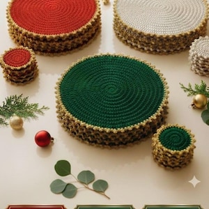Peut inclure: Ensemble de dessous de verre et de petits dessous de verre assortis en crochet, faits à la main, de couleurs rouge, verte et argentée, chacun avec une bordure dorée. Décoration de Noël.