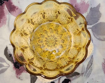 Bol de cristal ámbar vintage de 15 cm con borde festoneado y diseño de estrella, estilo retro, ideal para dulces y postres.