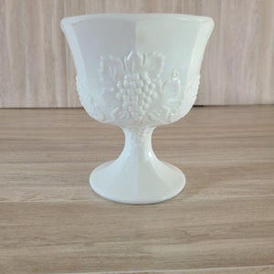 インディアナ・グラス・コロニー ハーベスト ミルクガラス製台座付きコンポート グレーププランター キャンディ ヴィンテージ