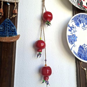 Ręcznie robiona ceramiczna zawieszka ścienna z granatem (Trio) | Czerwone szkliwo i koraliki | Gotowa do powieszenia | Wystrój wnętrz w stylu tureckim/śródziemnomorskim