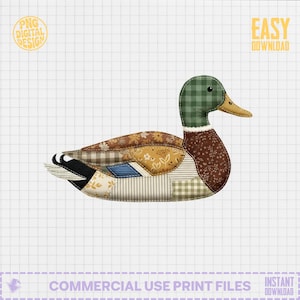 Può includere: Un design di anatra patchwork con testa a scacchi verdi, corpo marrone e becco giallo. L'anatra è realizzata con vari modelli di tessuto, tra cui colori floreali, a righe e tinta unita. L'immagine include il testo "PNG DIGITAL DESIGN" e "EASY DOWNLOAD".
