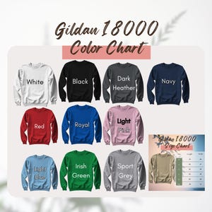 Op de afbeelding: Een kleurenkaart voor Gildan 18000 sweatshirts, met verschillende kleuren zoals wit, zwart, donkergrijs, marineblauw, rood, koninklijk, lichtroze, lichtblauw, Iers groen en sportgrijs. De maattabel is ook inbegrepen.