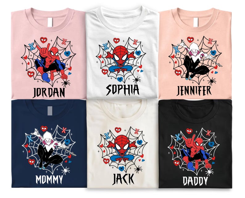 Op de afbeelding: Zes T-shirts in verschillende kleuren, elk met een Spider-Man- of Spider-Gwen-afbeelding in een webdesign. Namen als "Jordan", "Sophia" en "Jennifer" staan eronder gedrukt. De shirts zijn roze, wit, marineblauw en zwart.