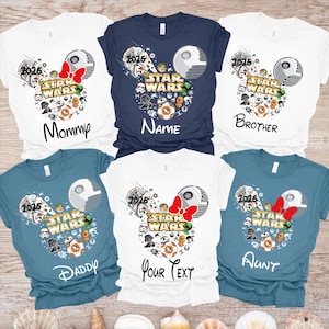 Pode incluir: T-shirts brancas, azul marinho e azul-petróleo com um design do Mickey Mouse com o tema Star Wars. Cada camisa apresenta um texto diferente: "Mommy", "Name", "Brother", "Daddy", "Your Text" e "Aunt". O design inclui a Estrela da Morte, personagens e o ano de 2026.